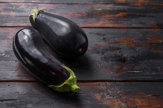 Aubergine violette crue fraîche et saine sur table en bois