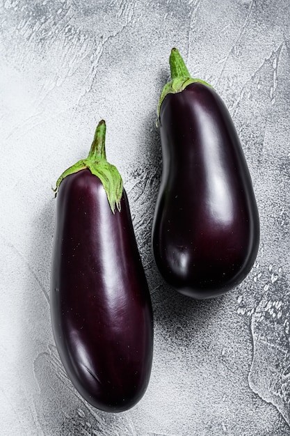 Aubergine violette crue. Légumes organiques. Vue de dessus