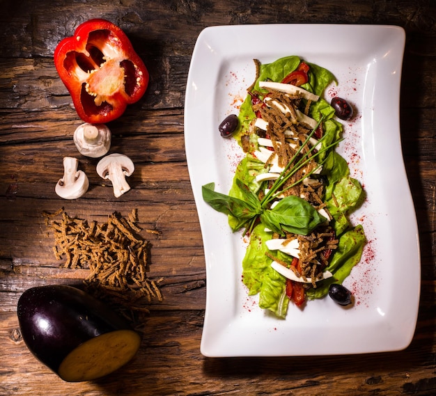 Auberginemozzarella et tomate au basilic