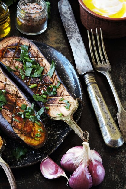 Aubergines au four aux herbes et ail