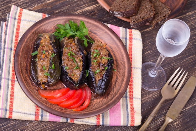 Aubergines au four farcies aux oignons prunes cerises et noix sur la plaque close up