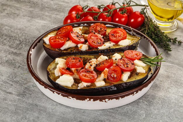 Aubergines au four avec fromage et tomate