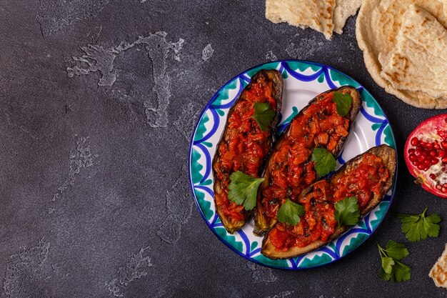 Aubergines au four avec tomates, oignons, ail et persil