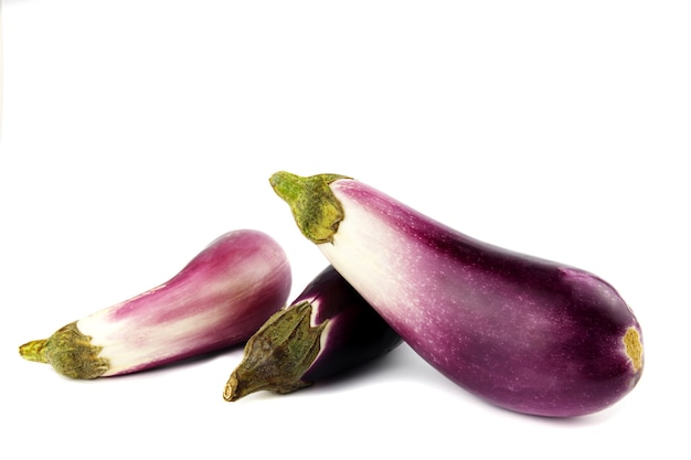 Aubergines bio fraîches isolées sur blanc