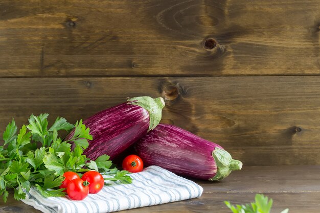 Aubergines biologiques fraîches sur une surface en bois sombre