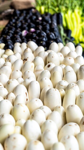 Aubergines blanches sur le marché