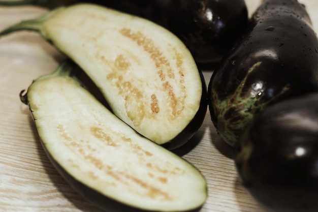 Aubergines coupées sur un tableau blanc avant la cuisson