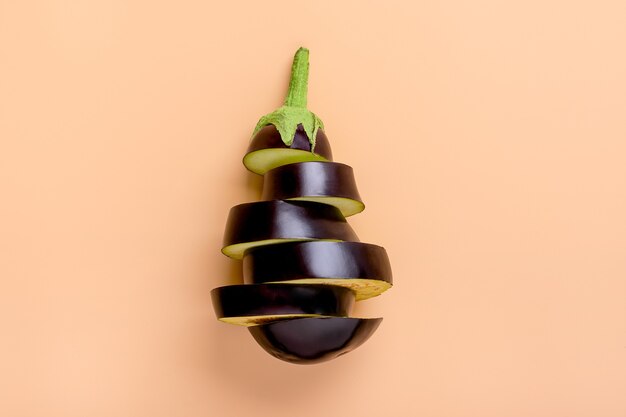 Aubergines coupées violettes fraîches et crues isolées