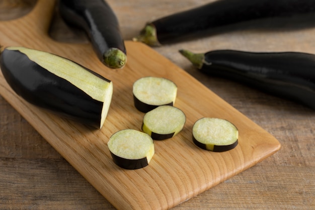 Photo aubergines crues prêtes à être cuites