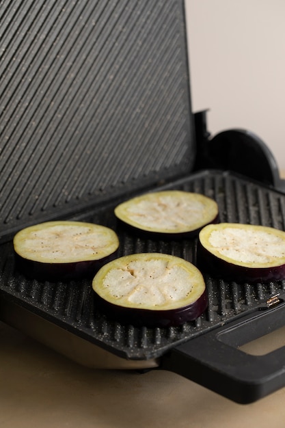 Aubergines crues prêtes à être cuites