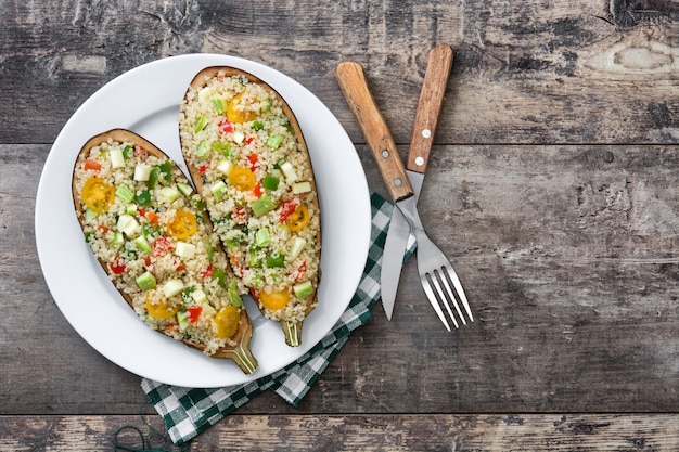 Aubergines farcies au quinoa et légumes sur fond de bois