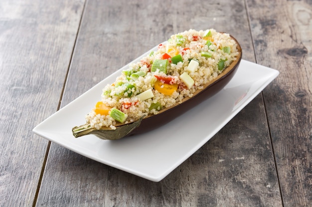 Aubergines farcies au quinoa et légumes sur table en bois