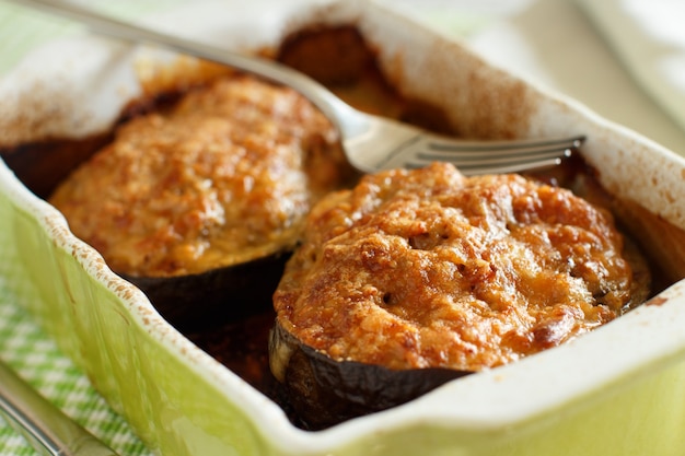 Aubergines farcies à la viande au fromage et aux tomates