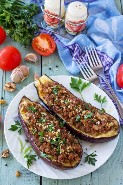 Aubergines farcies à la viande hachée et aux légumes