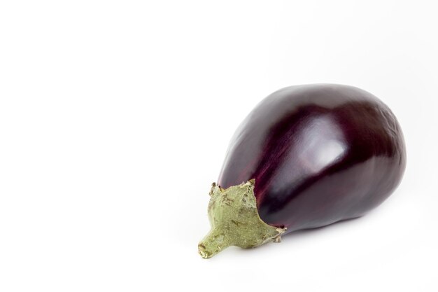 Des aubergines sur fond blanc