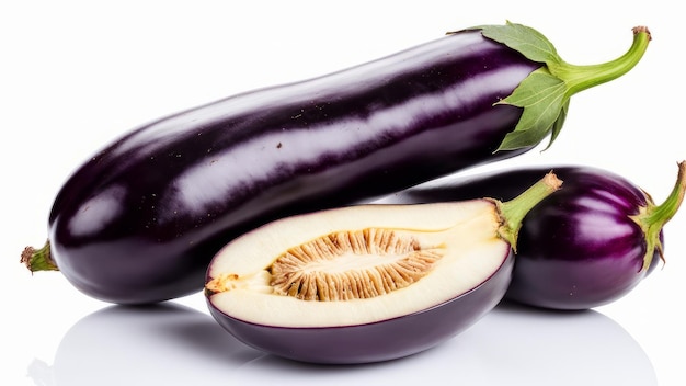 Les aubergines sur fond blanc