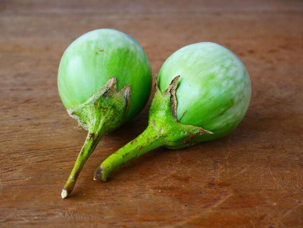 aubergines sur fond de bois