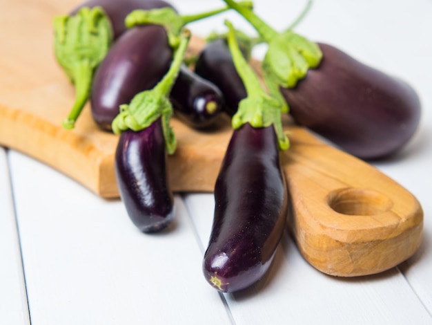 Aubergines fraîches sur un gros plan de fond en bois