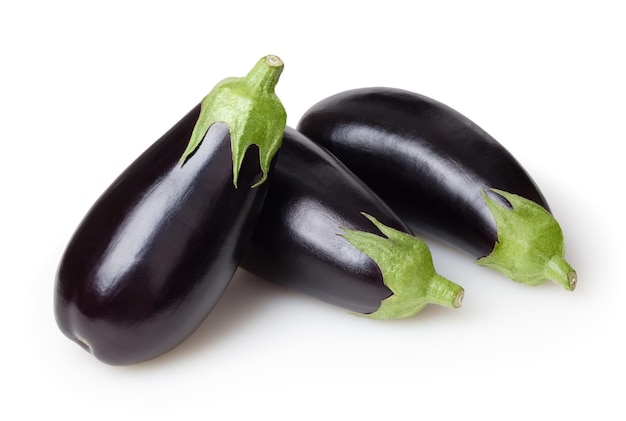 Aubergines fraîches isolées sur fond blanc avec un tracé de détourage