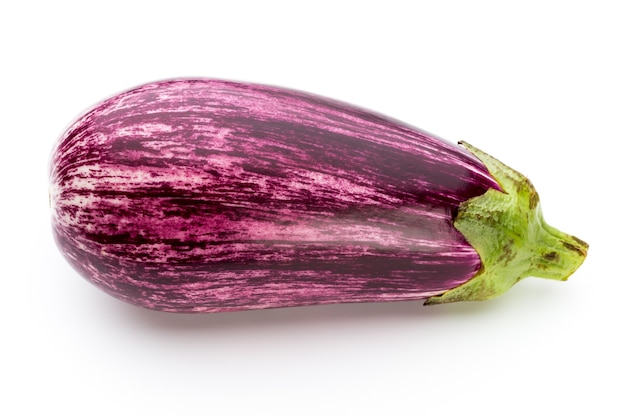 Aubergines fraîches isolés sur blanc