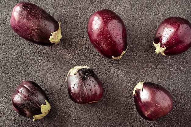 Aubergines fraîches à plat