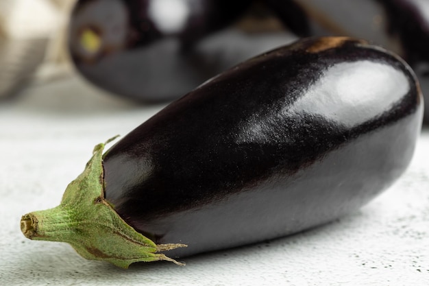 Aubergines fraîches sur la table