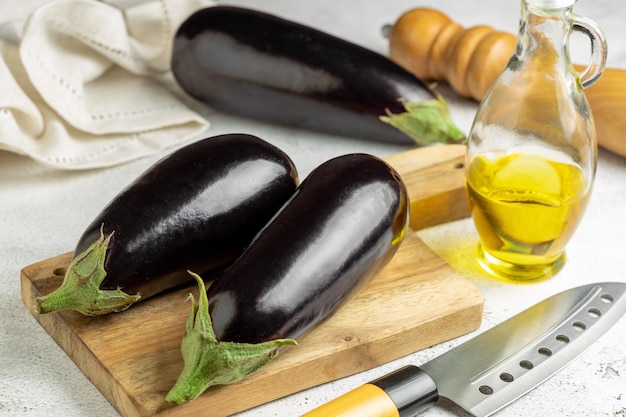 Aubergines fraîches sur la table