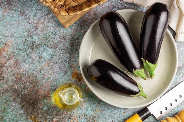 Aubergines fraîches sur la table