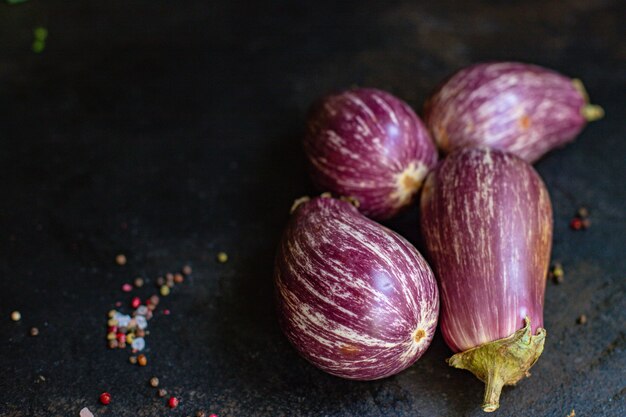 aubergines fraîches sur la table