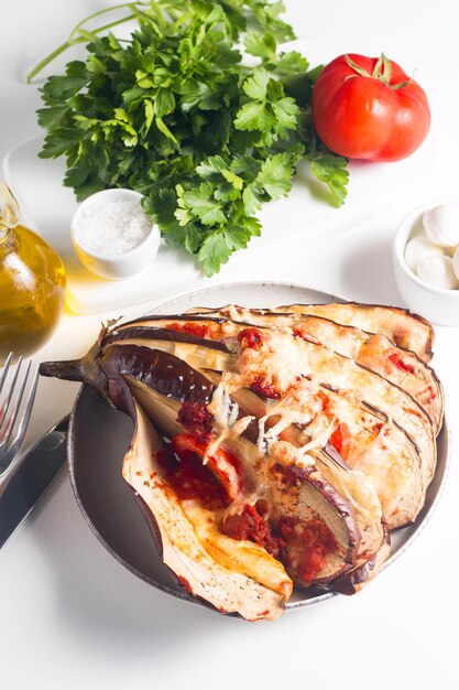 Aubergines grillées cuites au four avec tomates au fromage mozzarella Cuisine géorgienne