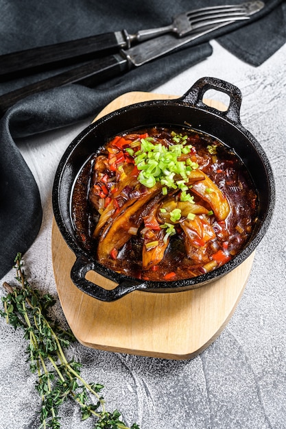 Photo aubergines grillées dans une poêle en fonte