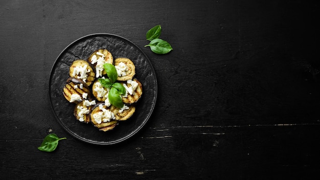 Aubergines grillées avec fromage feta. Vue de dessus. Espace libre pour votre texte.