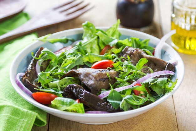 Aubergines grillées avec salade de roquette et tomates