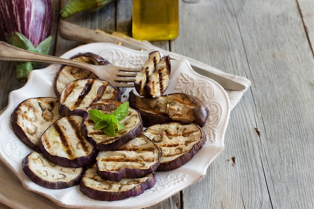 Aubergines grillées sur une table en bois close up