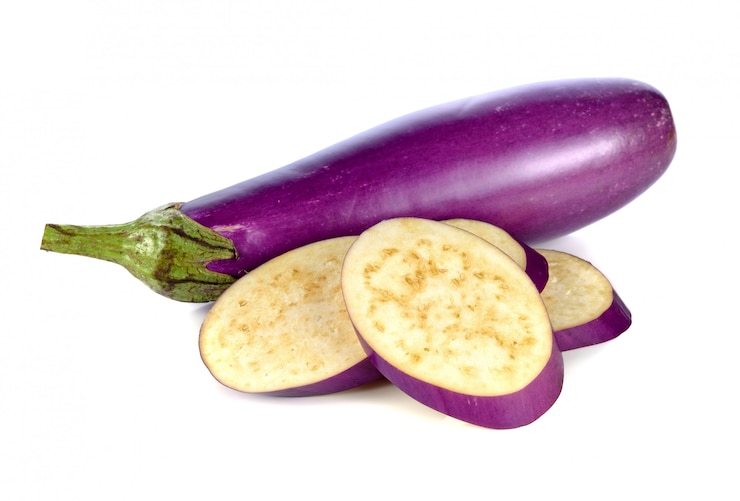 Photo aubergines isolés sur blanc