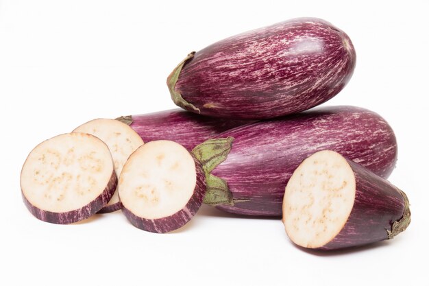 Aubergines isolés sur fond blanc.