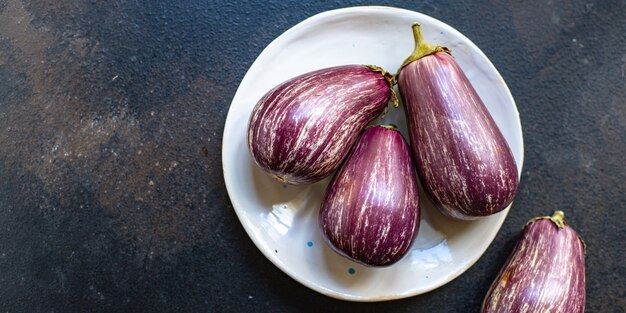 Aubergines de légumes frais sur la table