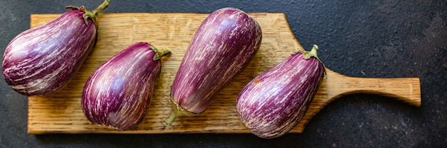 Aubergines de légumes frais sur la table