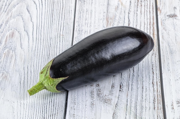 Aubergines mûres crues à cuisiner