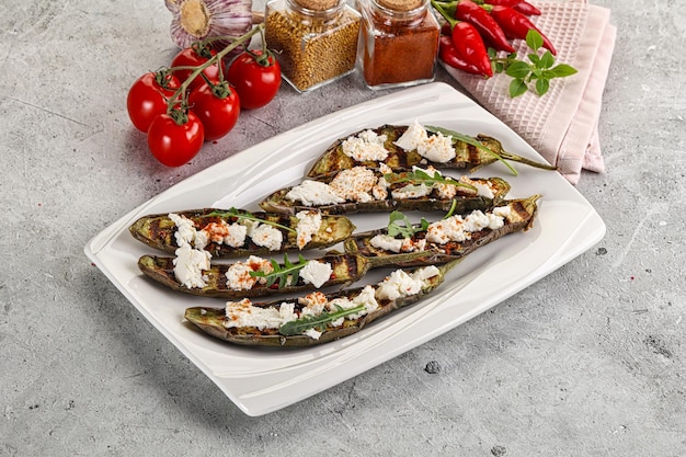 Des aubergines mûres grillées avec du fromage feta