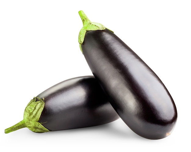 Photo aubergines noires isolés sur blanc