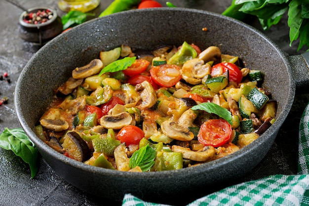 Aubergines de ragoût épicées, poivrons doux, tomates, courgettes et champignons.