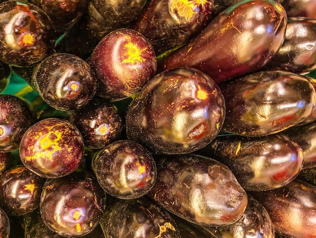 Photo aubergines violettes appétissantes fond de texture naturelle produit végétalien ferme éco légumes