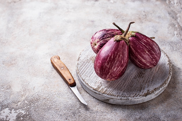 Aubergines violettes rayées fraîches sur fond clair