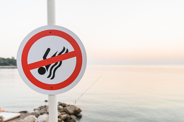 Aucun signe de baignade près de l'eau sur la plage de la mer la zone est interdite à la baignade