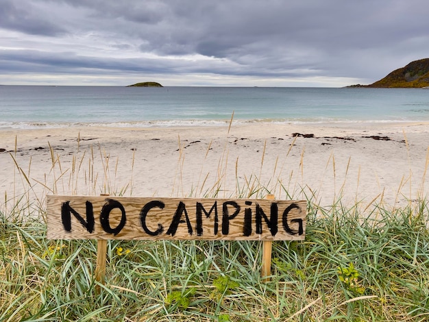 Aucun signe de camping sur une plage dans un jour nuageux Norvège.