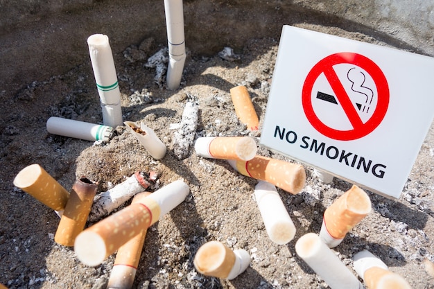 Photo aucun signe de fumer dans le plateau de cigarette.