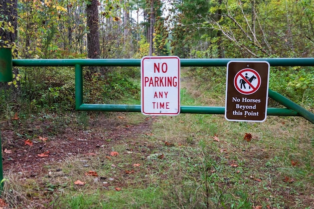 Photo aucun signe de stationnement sur un sentier de randonnée en milieu sauvage