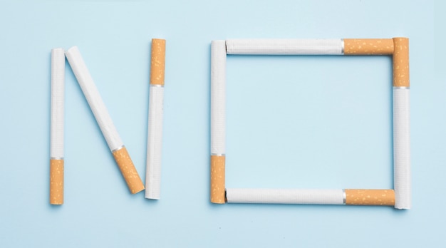 Aucun texte fait avec des cigarettes sur fond bleu