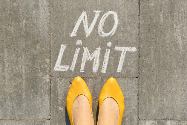 Aucun texte de limite sur le trottoir gris avec des jambes de femme, vue de dessus